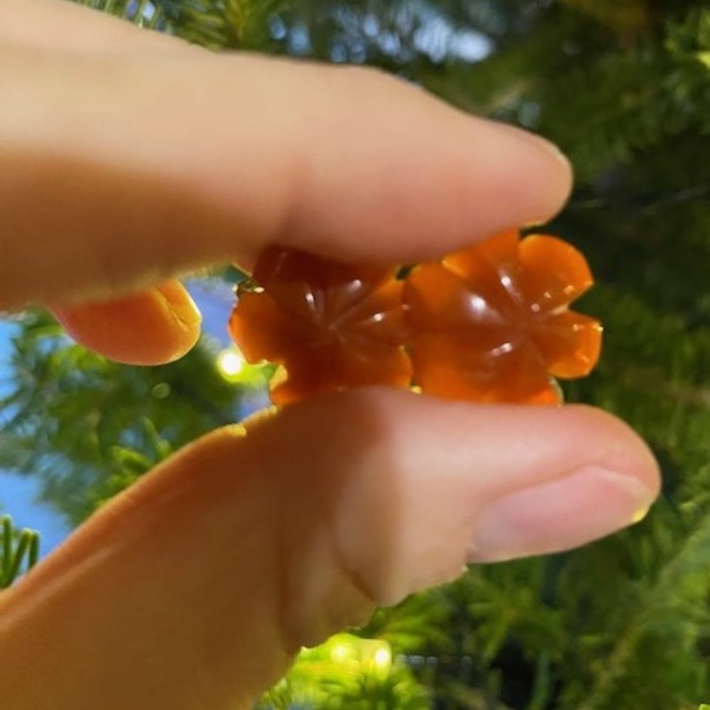 VTG BAKELITE Caramel Flower Carved EARRINGS - Picture 2 of 9